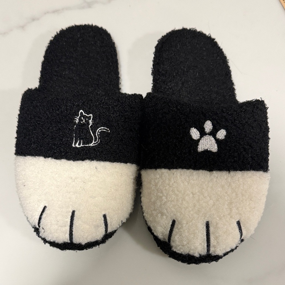 Cozy Cat Paw Slippers - Black and White